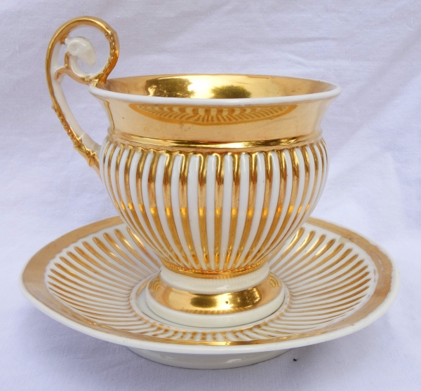 Large Paris porcelain breakfast cup gilt with fine gold, early 19th century circa 1830