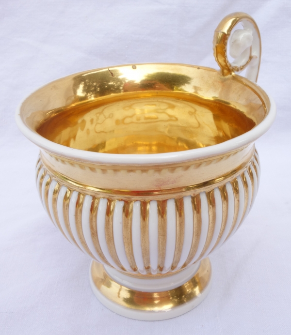 Grande tasse à petit déjeuner en porcelaine de Paris dorée, époque Restauration XIXe siècle
