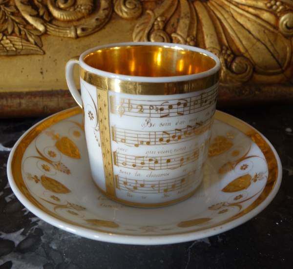 Empire porcelain coffee cup decorated with a score - early 19th century
