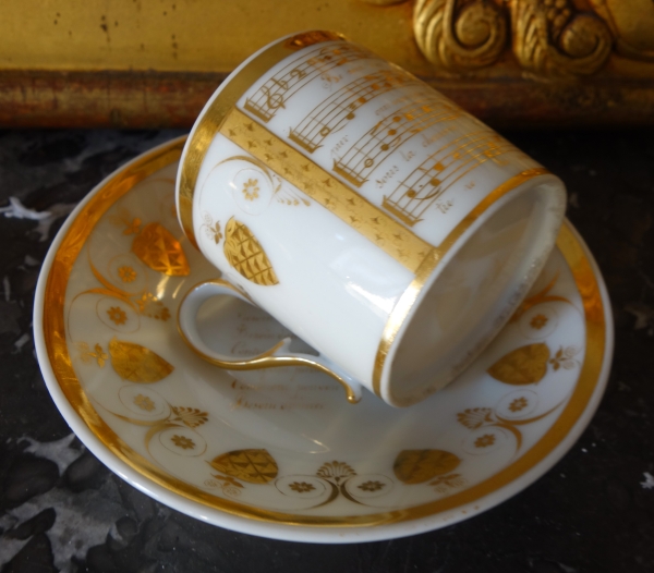 Empire porcelain coffee cup decorated with a score - early 19th century