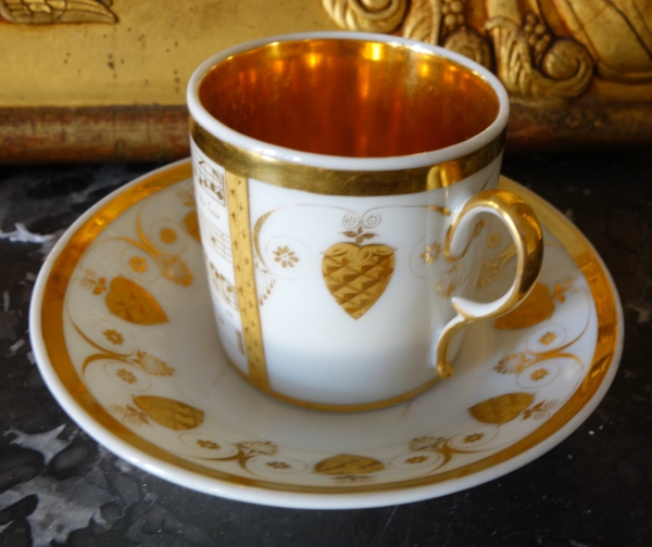 Empire porcelain coffee cup decorated with a score - early 19th century