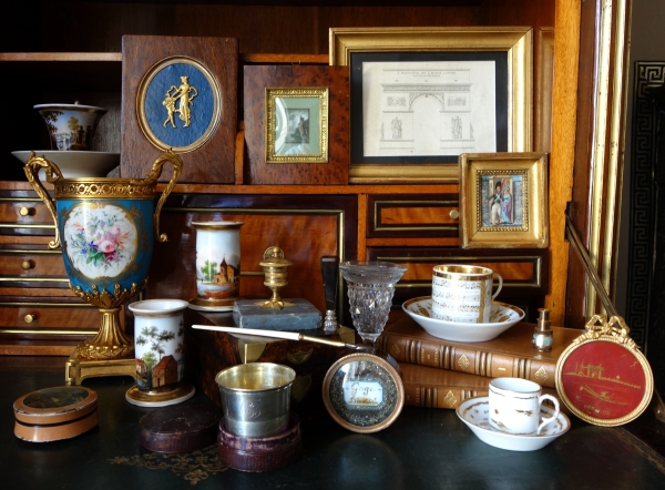 Empire porcelain coffee cup decorated with a score - early 19th century