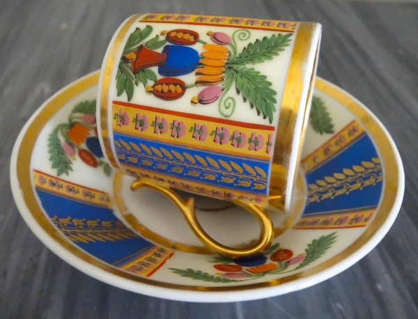 Tasse à café litron en biscuit polychrome et doré, porcelaine de Paris vers 1820