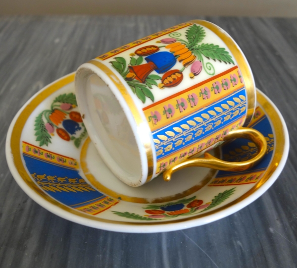 Tasse à café litron en biscuit polychrome et doré, porcelaine de Paris vers 1820