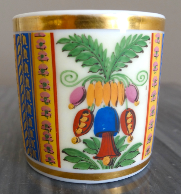 Tasse à café litron en biscuit polychrome et doré, porcelaine de Paris vers 1820