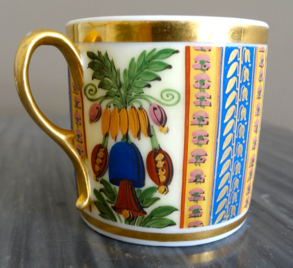 Tasse à café litron en biscuit polychrome et doré, porcelaine de Paris vers 1820