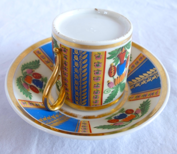 Tasse à café litron en biscuit polychrome et doré, porcelaine de Paris vers 1820