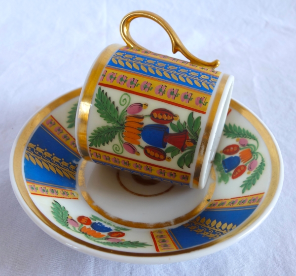 Tasse à café litron en biscuit polychrome et doré, porcelaine de Paris vers 1820