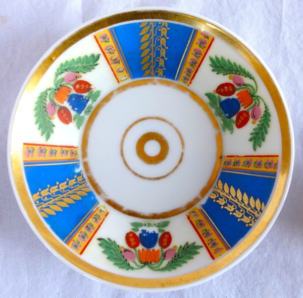 Tasse à café litron en biscuit polychrome et doré, porcelaine de Paris vers 1820