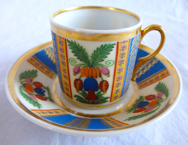 Tasse à café litron en biscuit polychrome et doré, porcelaine de Paris vers 1820