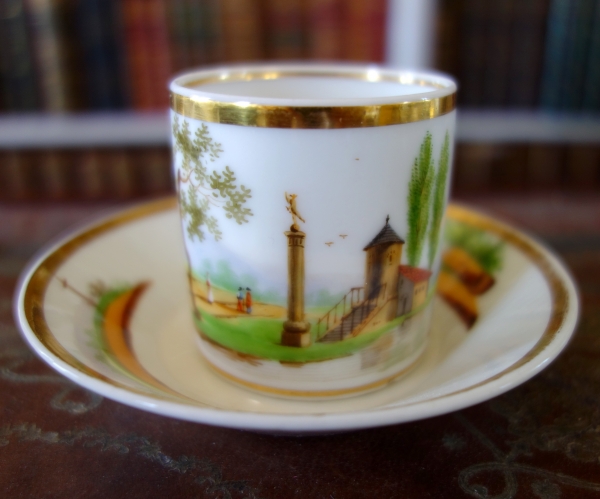 Tasse à café Empire en porcelaine de Paris dorée à l'or fin & paysage de château - vers 1820