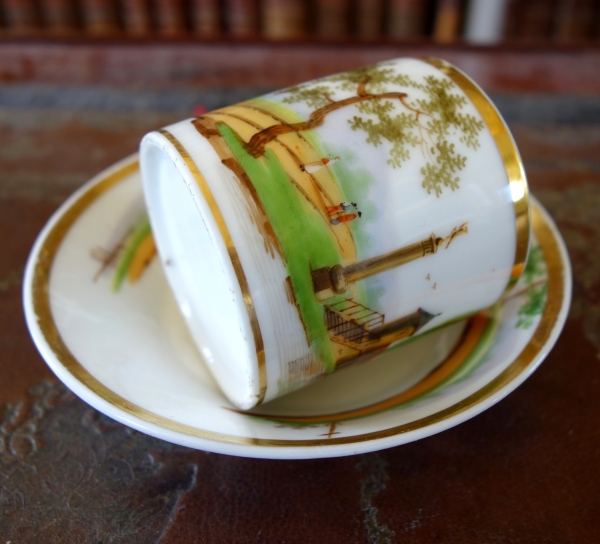 Tasse à café Empire en porcelaine de Paris dorée à l'or fin & paysage de château - vers 1820