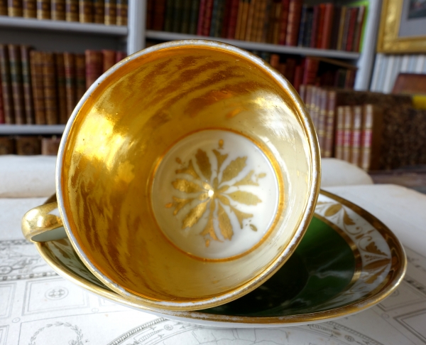 Tasse litron en porcelaine de Paris d'époque Empire, attribuée à Nast