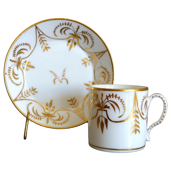 Paris porcelain litron shaped cup enhanced with fin gold attributed to Darte
