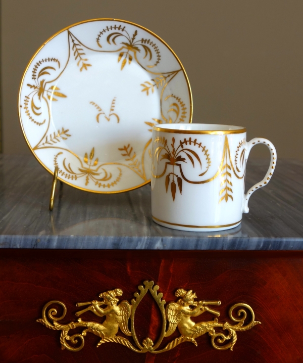 Paris porcelain litron shaped cup enhanced with fin gold attributed to Darte