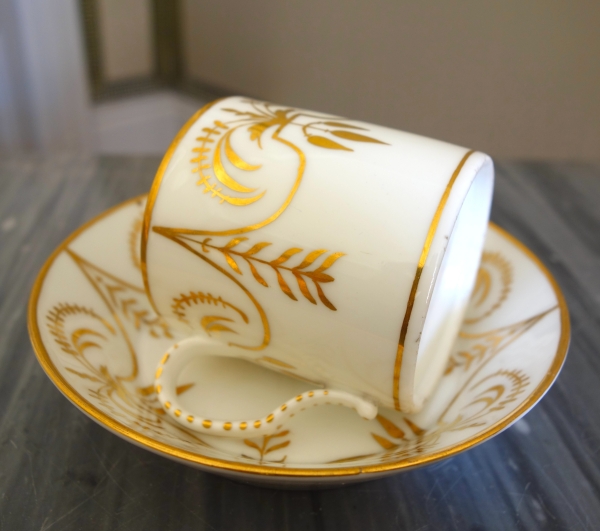 Paris porcelain litron shaped cup enhanced with fin gold attributed to Darte
