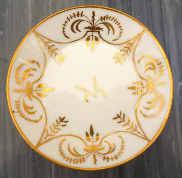 Paris porcelain litron shaped cup enhanced with fin gold attributed to Darte