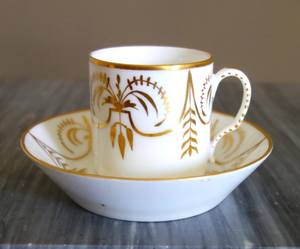 Paris porcelain litron shaped cup enhanced with fin gold attributed to Darte
