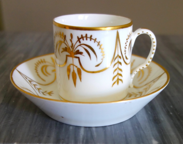 Paris porcelain litron shaped cup enhanced with fin gold attributed to Darte
