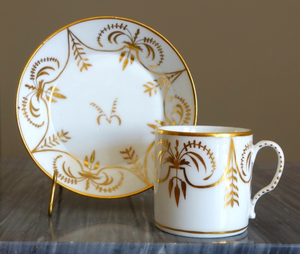 Paris porcelain litron shaped cup enhanced with fin gold attributed to Darte
