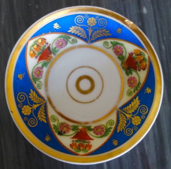 Tasse à café litron en biscuit polychrome et doré, porcelaine de Paris vers 1820