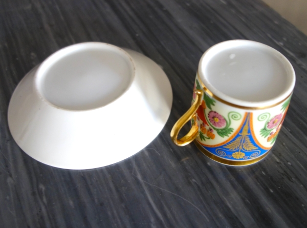 Tasse à café litron en biscuit polychrome et doré, porcelaine de Paris vers 1820