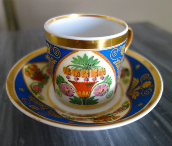 Tasse à café litron en biscuit polychrome et doré, porcelaine de Paris vers 1820