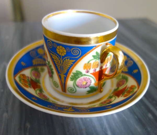 Tasse à café litron en biscuit polychrome et doré, porcelaine de Paris vers 1820