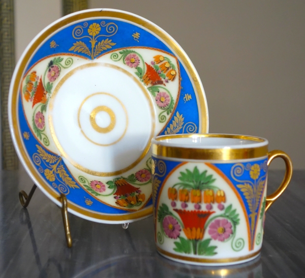 Tasse à café litron en biscuit polychrome et doré, porcelaine de Paris vers 1820