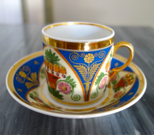 Tasse à café litron en biscuit polychrome et doré, porcelaine de Paris vers 1820