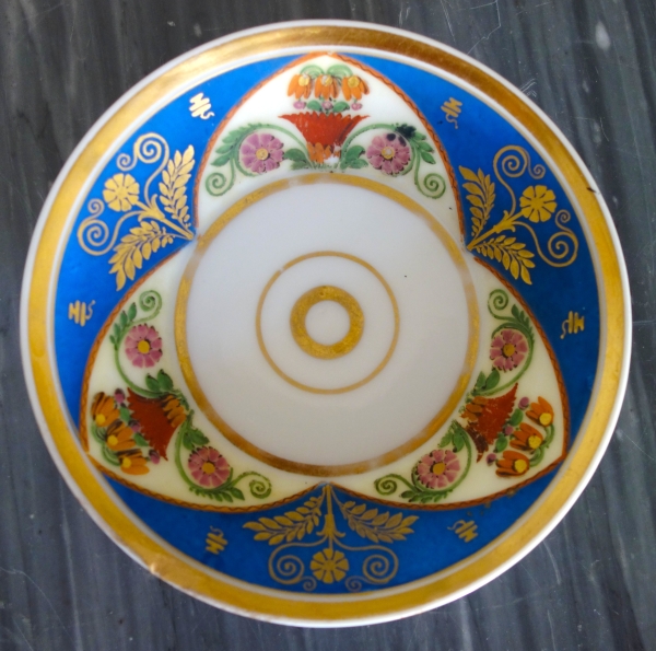 Tasse à café litron en biscuit polychrome et doré, porcelaine de Paris vers 1820