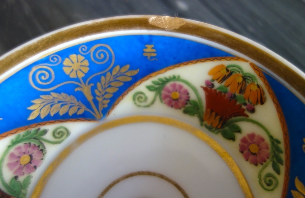 Tasse à café litron en biscuit polychrome et doré, porcelaine de Paris vers 1820