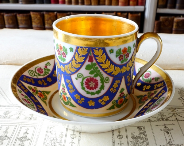 Tasse à café litron en biscuit polychrome et dorure en relief - porcelaine de Paris vers 1820