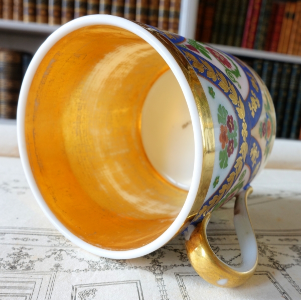 Porcelain and polychromatic biscuit coffee cup enhanced with fine gold, early 19th century