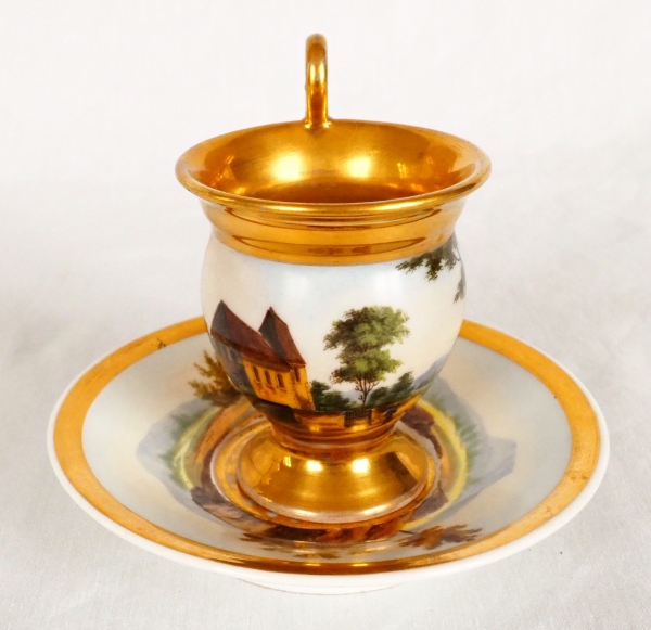 Tasse en porcelaine de Paris Empire à riche décor de paysage tournant et or, début XIXe siècle 