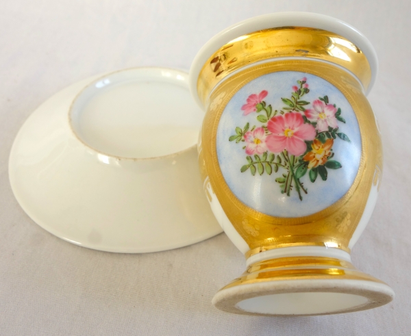 Paris porcelain coffee cup enhanced with fine gold and polychromatic flowers - circa 1820
