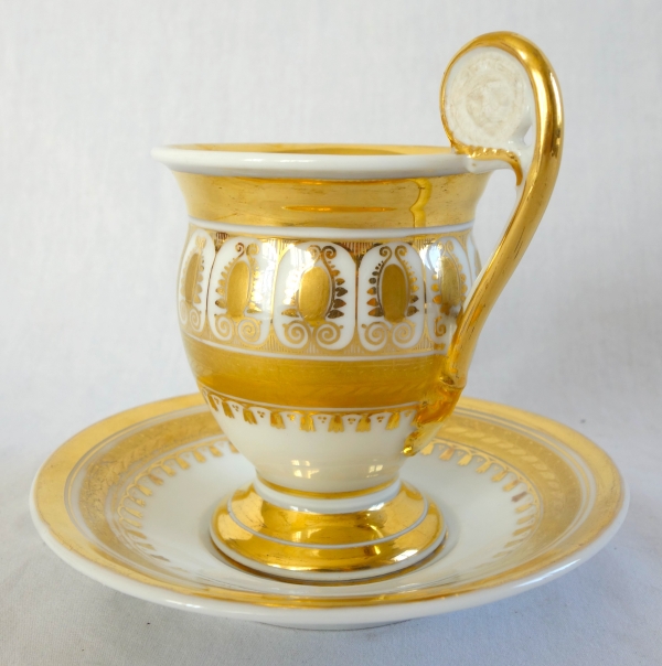 Paris porcelain coffee cup enhanced with fine gold and polychromatic flowers - circa 1820