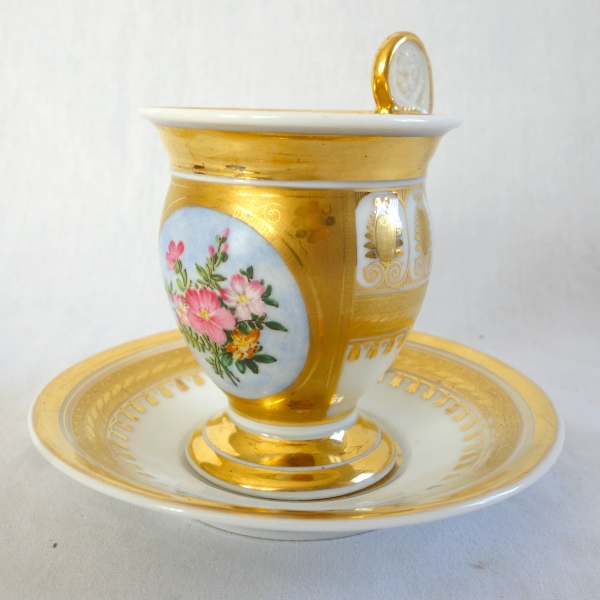 Paris porcelain coffee cup enhanced with fine gold and polychromatic flowers - circa 1820