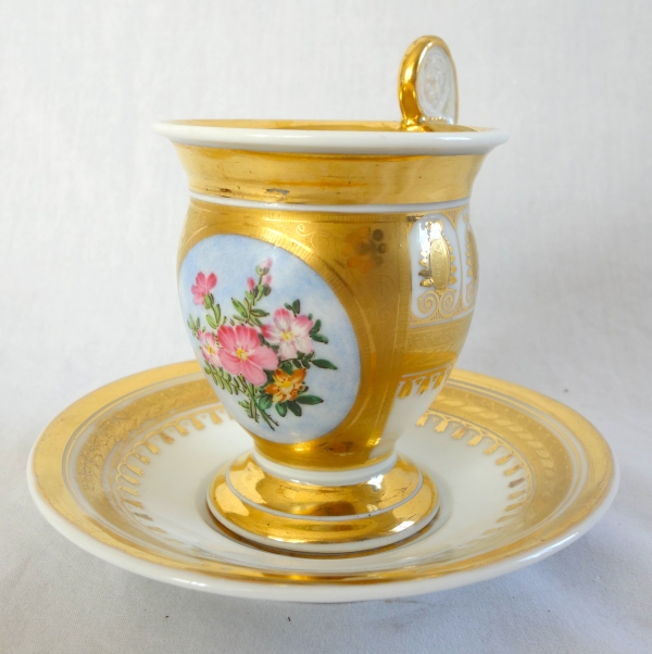 Paris porcelain coffee cup enhanced with fine gold and polychromatic flowers - circa 1820
