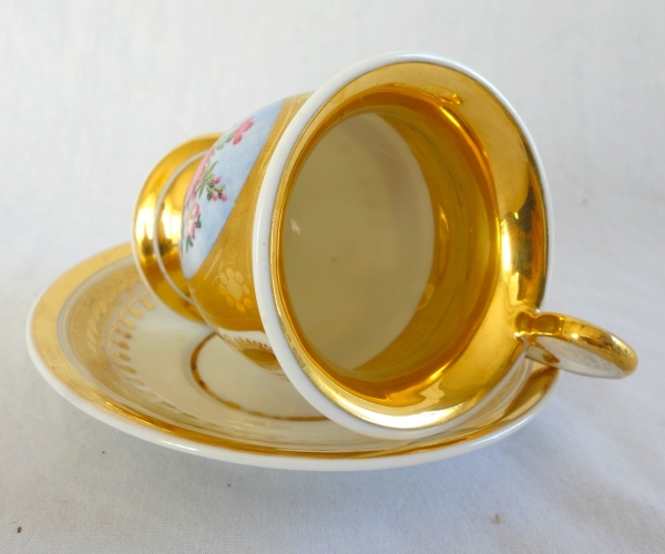 Paris porcelain coffee cup enhanced with fine gold and polychromatic flowers - circa 1820
