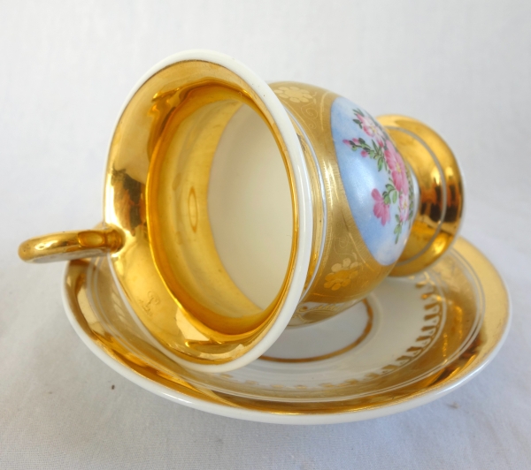 Paris porcelain coffee cup enhanced with fine gold and polychromatic flowers - circa 1820
