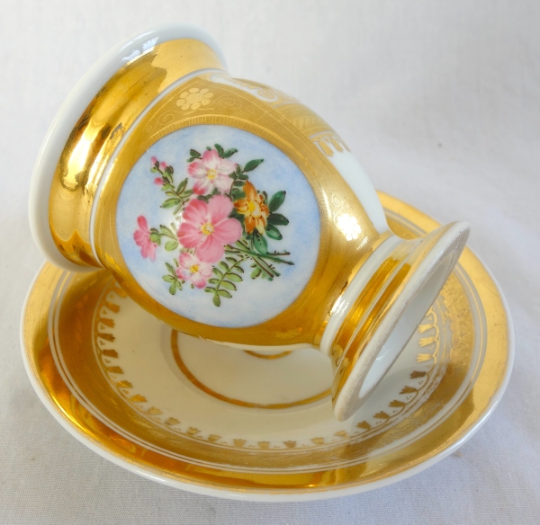 Paris porcelain coffee cup enhanced with fine gold and polychromatic flowers - circa 1820