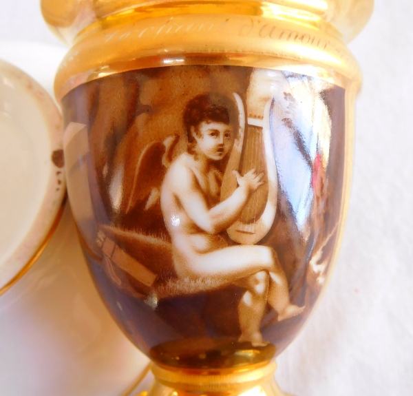 Tasse à café d'époque Empire en porcelaine de Paris bleue et dorée, le chant de l'Amour