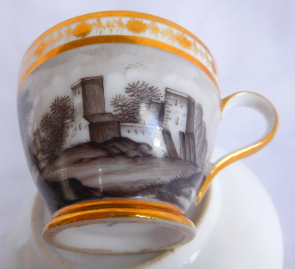 Tasse à café en porcelaine de Locré grisaille et or, époque Directoire - fin XVIIIe siècle