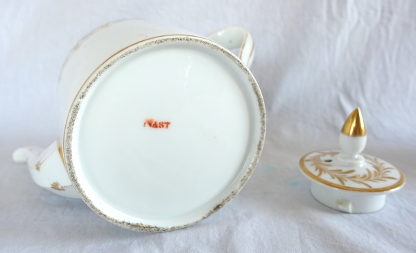 Manufacture Nast : verseuse théière en porcelaine de Paris dorée à l'or - époque Empire - signée