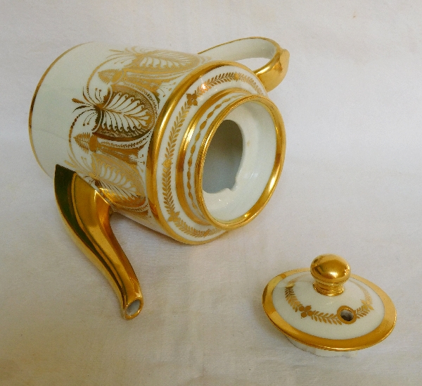Théière en porcelaine de Paris d'époque Empire décor de palmettes à l'or