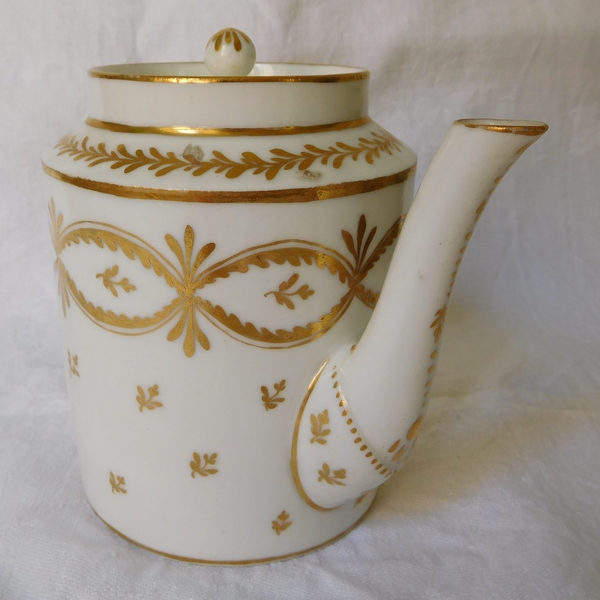 Manufacture de la Reine - Paris porcelain teapot - 18th century