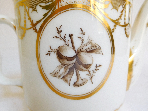 Paris porcelain teapot gilt with fine gold, 18th century production
