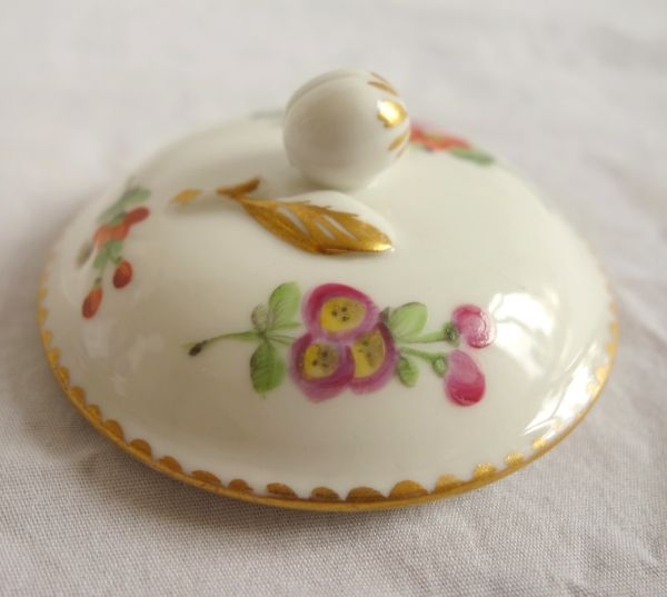 Théière en porcelaine d'époque Louis XVI attribuée à la Manufacture du duc d'Angoulême, vers 1780