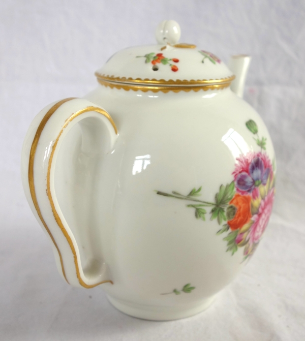 Théière en porcelaine d'époque Louis XVI attribuée à la Manufacture du duc d'Angoulême, vers 1780